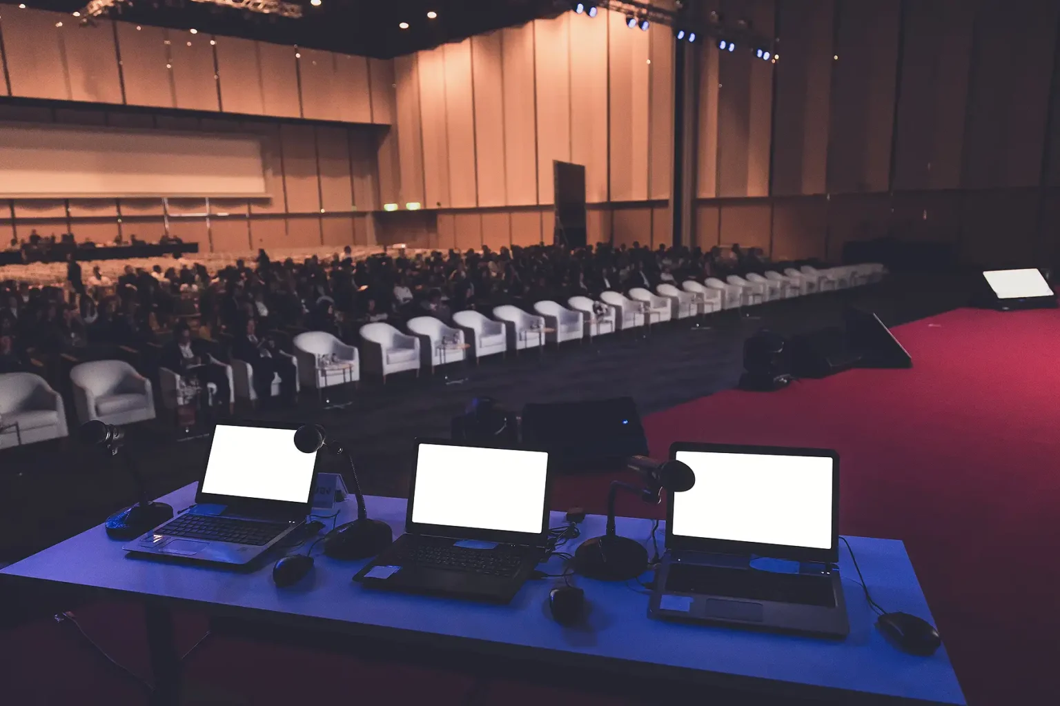 Alquiler e instalación de equipos informáticos para eventos y conferencias